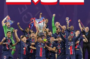 包含英超冲刺阶段走向成谜，巴黎圣日耳曼刷新队史纪录，态度坚定，更衣室氛围转暖的词条